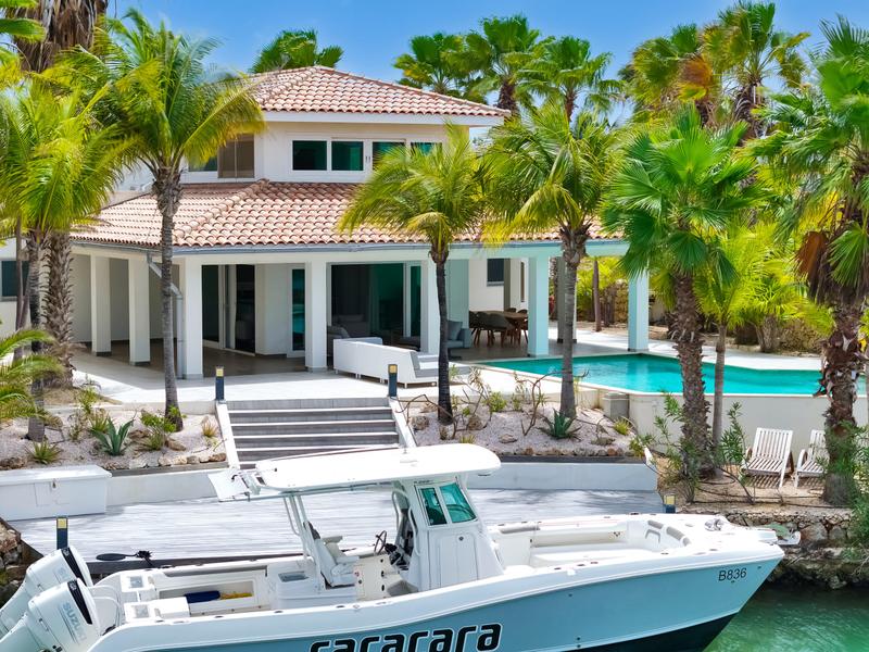 The only Villa for sale with a huge (private) dock – Villa in Kralendijk