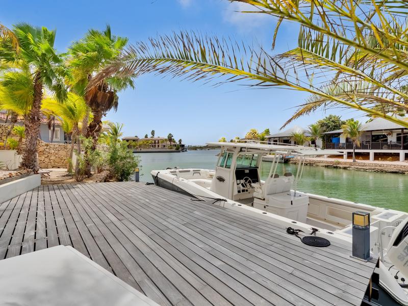 The only Villa for sale with a huge (private) dock – Villa in Kralendijk