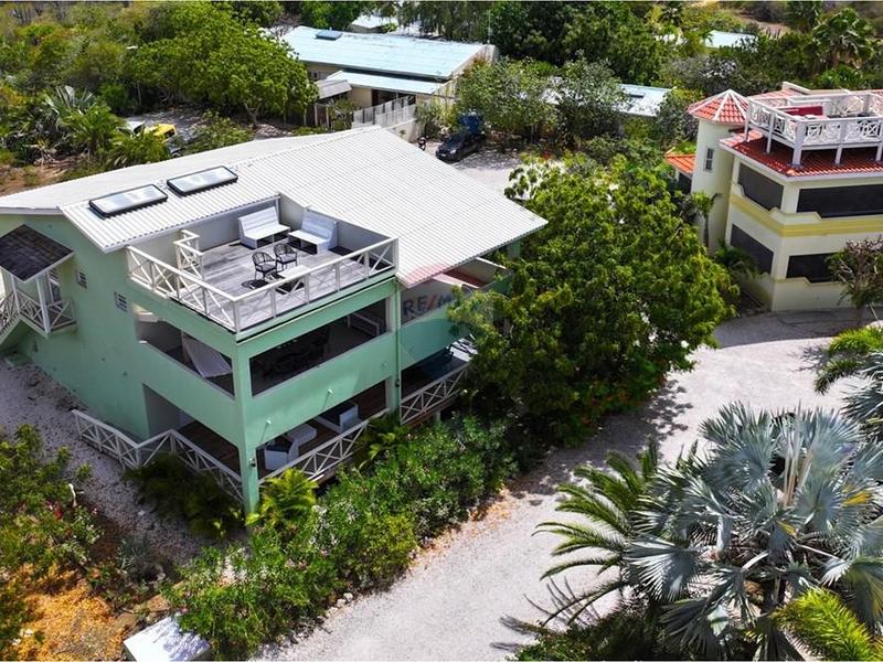 Apartment Building with 3 rental units – Apartment in Sabadeco