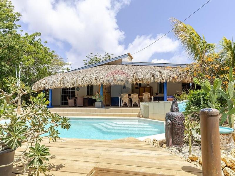 Spacious Two-Unit Property with Pool – House in Nikiboko