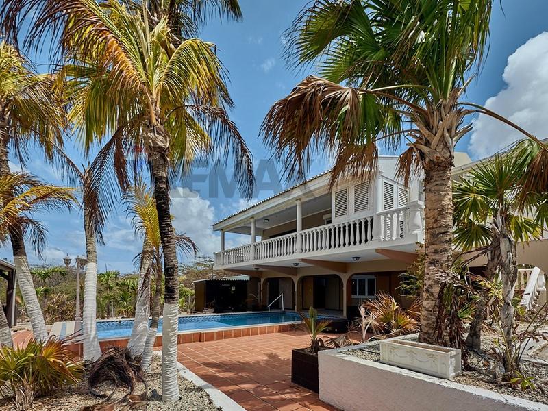 Versatile Estate with Private Tennis Court! – Villa in Republiek