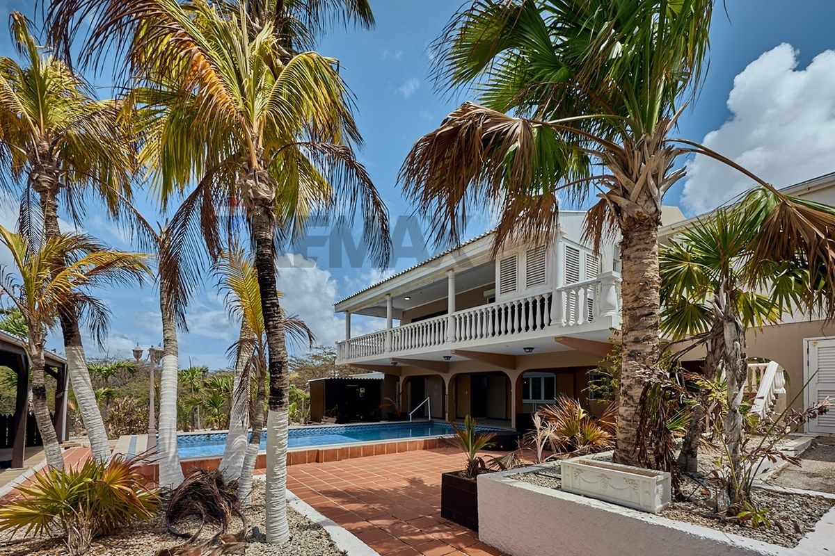 Versatile Estate with Private Tennis Court!