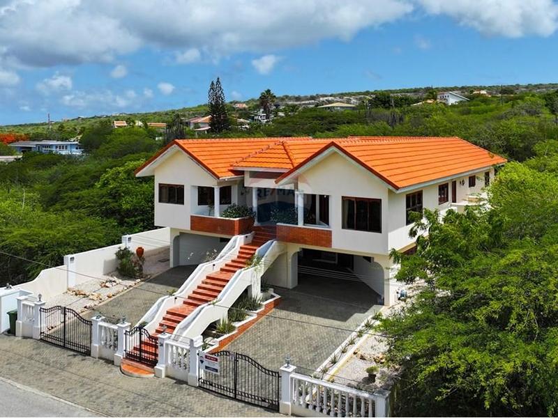 Spacious Home with Great Views and Rental Options – Villa in Republiek